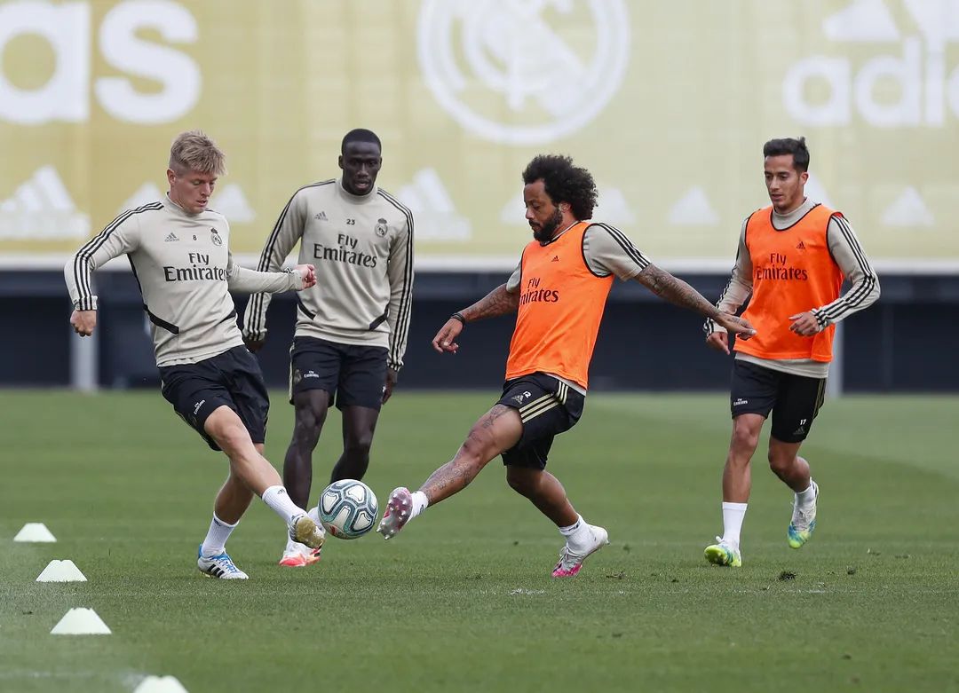 多特蒙德窗口期遗憾出局那不勒斯再遭质疑备战西甲,新疆广汇迎来里程碑备战CBA季后赛瞬间刷屏的简单介绍 多特蒙德窗口期遗憾出局那不勒斯再遭质疑备战西甲,新疆广汇迎来里程碑备战CBA季后赛瞬间刷屏的简单介绍